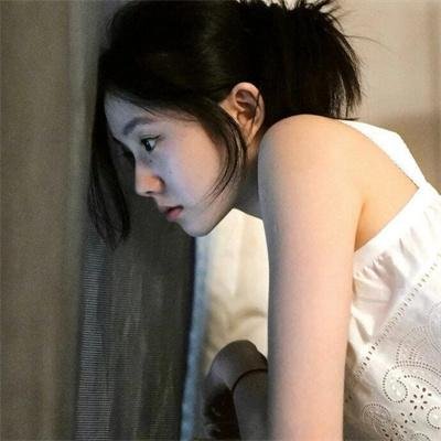 出墙红杏两家春